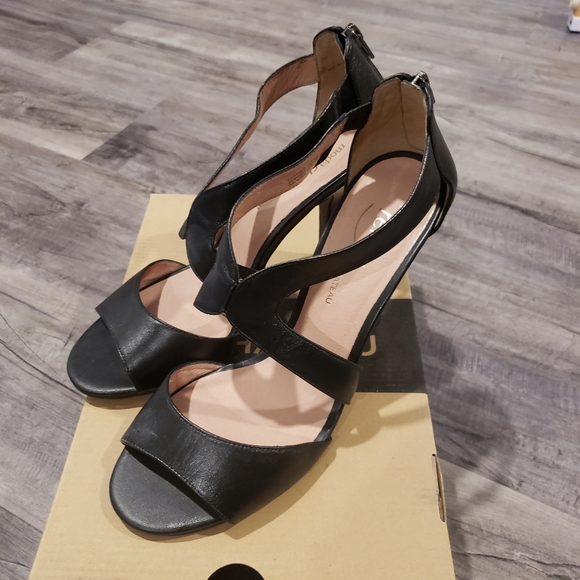 Le Chateau Black shoes - Picture 3 of 6